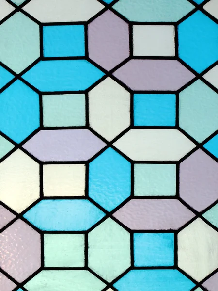 青と紫の幾何学的なステンド グラスの窓. — ストック写真