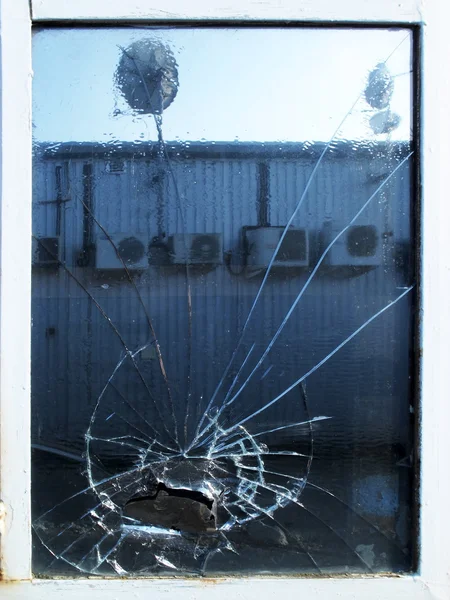 Ablak összetört gyár — Stock Fotó