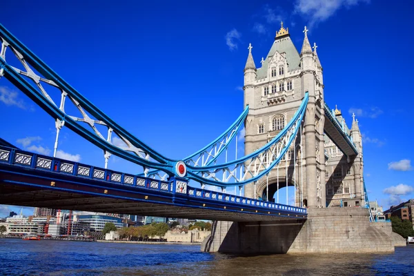 Tower Bridge στο ποταμό Τάμεση στην Τάουερ Χάμλετς, Λονδίνο, Αγγλία κατά τη διάρκεια της ημέρας με μια σαφή μπλε sk — Φωτογραφία Αρχείου