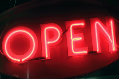 Kırmızı açık neon tabela