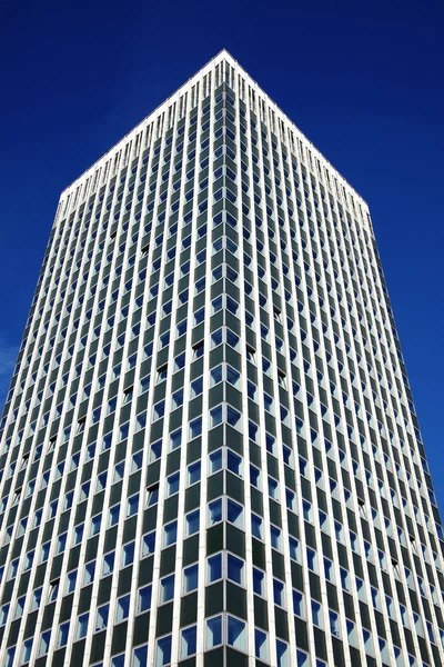 Edificio de rascacielos de oficinas — Foto de Stock