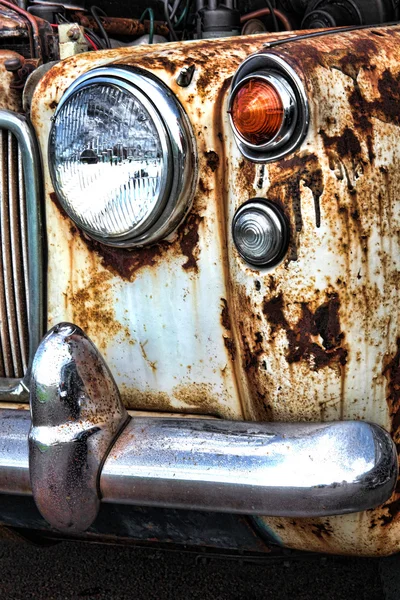 Velho e enferrujado vintage clássico colecionadores carro — Fotografia de Stock