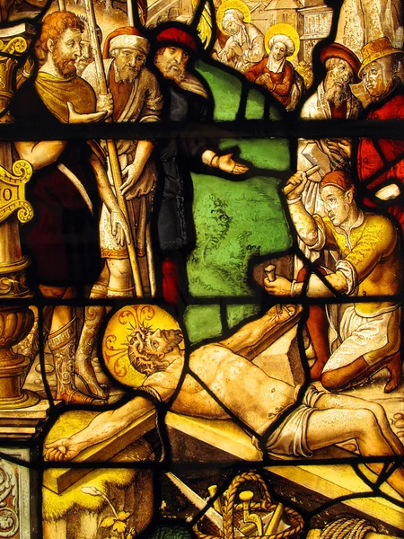 キリストの磔刑、中世のステンド グラスの窓 — ストック写真