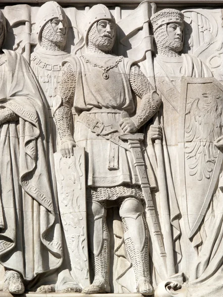Средневековые рыцари из фриза Верховного суда — стоковое фото