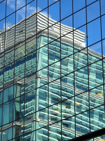 Reflejo de un rascacielos de oficina — Foto de Stock