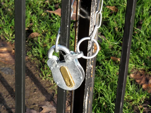 New padlock and chain — Φωτογραφία Αρχείου