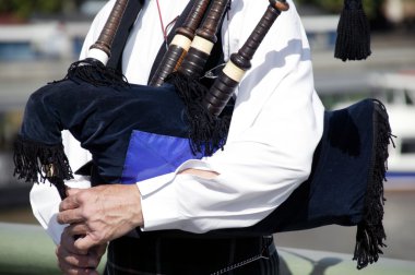 Piper oynarken Bagpipes