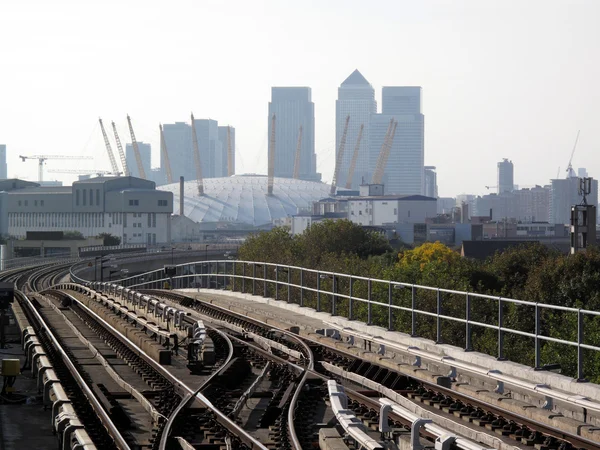 Blick von einer Docklands-Stadtbahnstation auf den Kanariensteg — Stockfoto