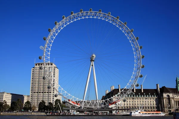 London Eye dalla riva nord del Tamigi — Foto Stock