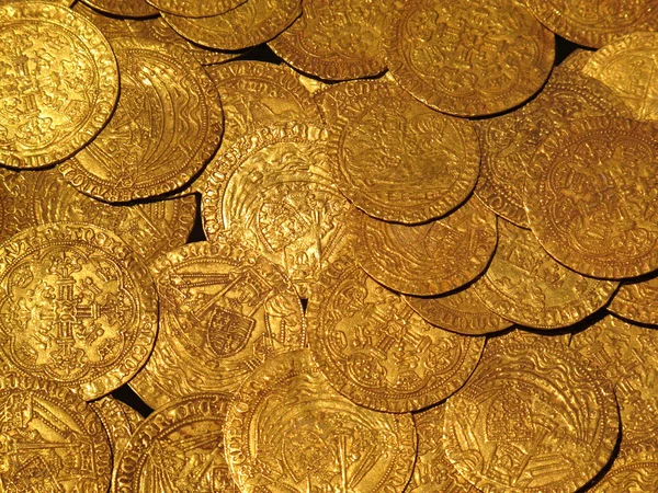Hort mittelalterlicher Goldmünzen — Stockfoto