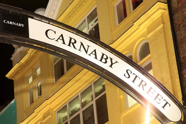 Знак Carnaby Street вночі — стокове фото