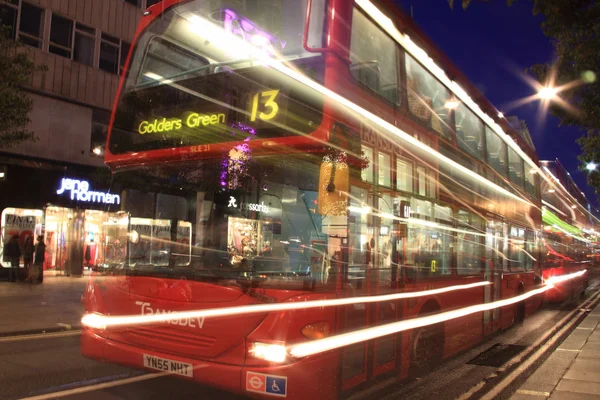 Londýn červené dvoupatrový autobus v noci — Stock fotografie