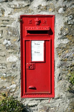 Eski moda kırmızı posta kutusu