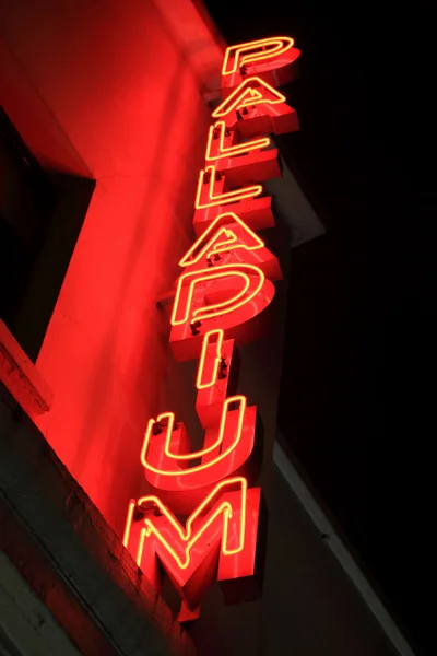 Paladium neonový nápis v noci — Stock fotografie
