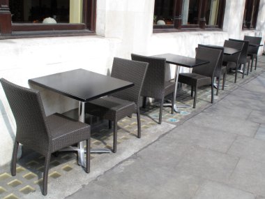 boş masa ve sandalyeler