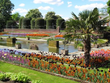 Kensington Sarayı bahçelerine