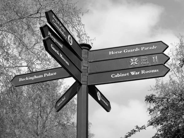 Buckingham Palace Signpost — Stok fotoğraf