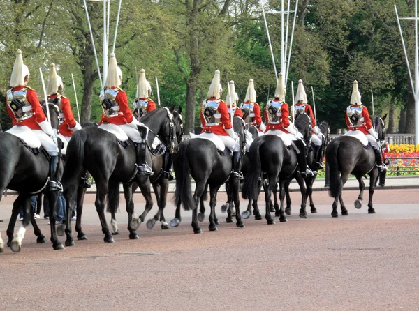 Guards at Buckingham Palace – Stock Editorial Photo © lucianmilasan ...