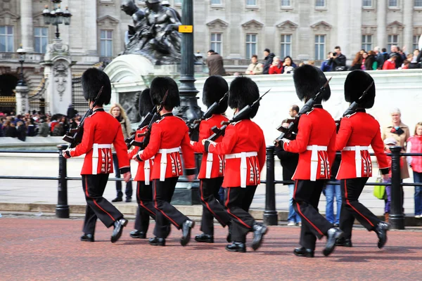 Changing the guard at Buckingham palace — Stock Photo, Image