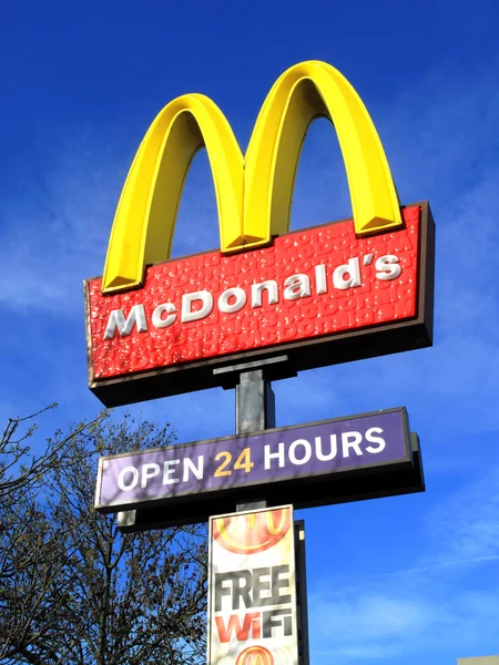 Mcdonald 's logo werbeschild — Stockfoto