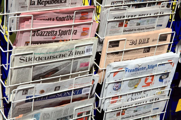 Lehtikaupan edessä esillä olevat kansainväliset sanomalehdet — kuvapankkivalokuva