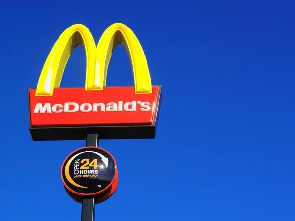 Mcdonalds gelb-rotes Logo-Werbeschild — Stockfoto