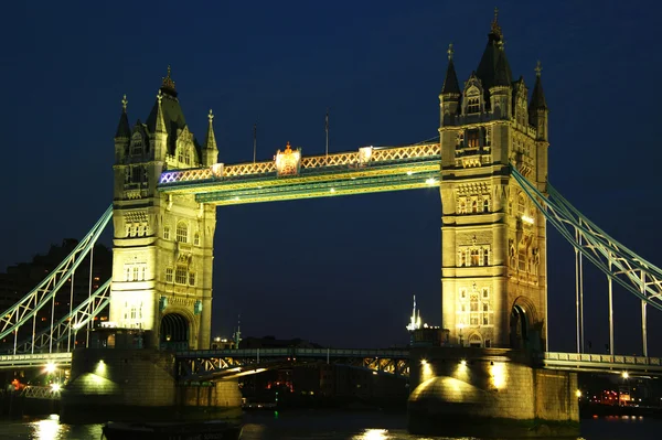 Tower Bridge w nocy — Zdjęcie stockowe