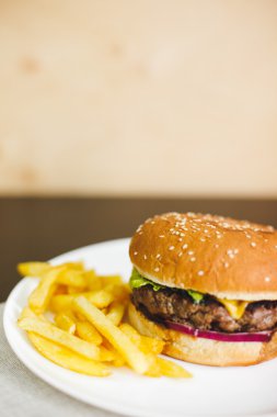 Beyaz tabakta lezzetli burger