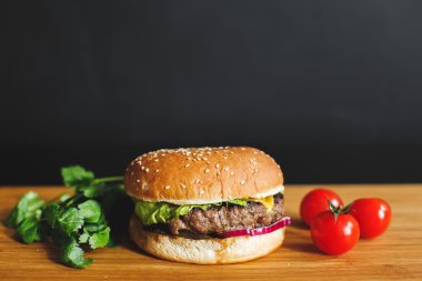 Ahşap bir masa üzerine lezzetli burger