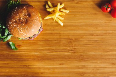 Ahşap bir masa üzerine lezzetli burger
