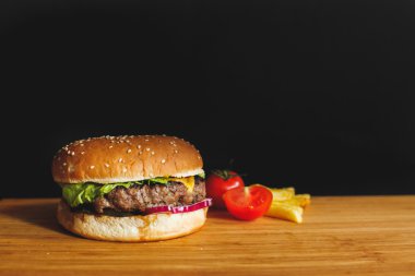 Ahşap bir masa üzerine lezzetli burger