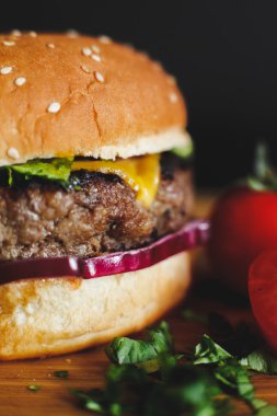 Ahşap bir masa üzerine lezzetli burger