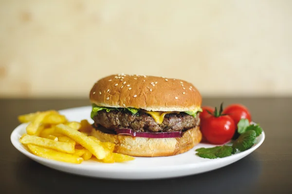 Beyaz tabakta lezzetli burger