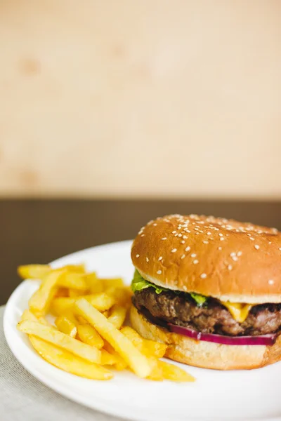 Beyaz tabakta lezzetli burger