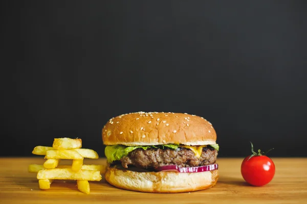 Ahşap bir masa üzerine lezzetli burger