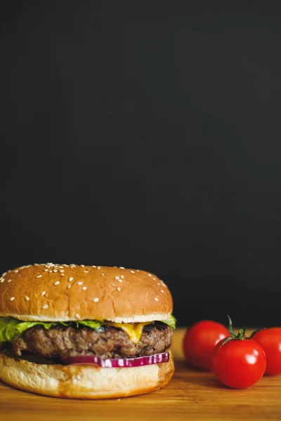 Ahşap bir masa üzerine lezzetli burger