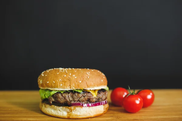 Ahşap bir masa üzerine lezzetli burger