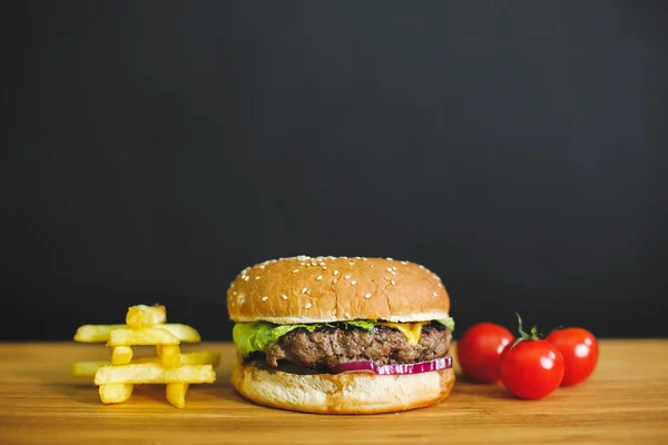 Ahşap bir masa üzerine lezzetli burger