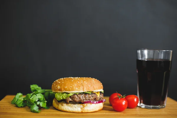 Ahşap bir masa üzerine lezzetli burger
