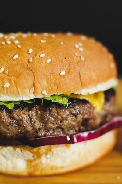 Ahşap bir masa üzerine lezzetli burger
