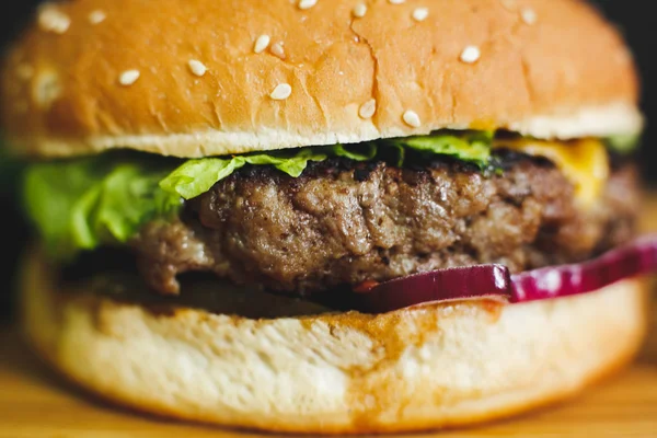 Ahşap bir masa üzerine lezzetli burger