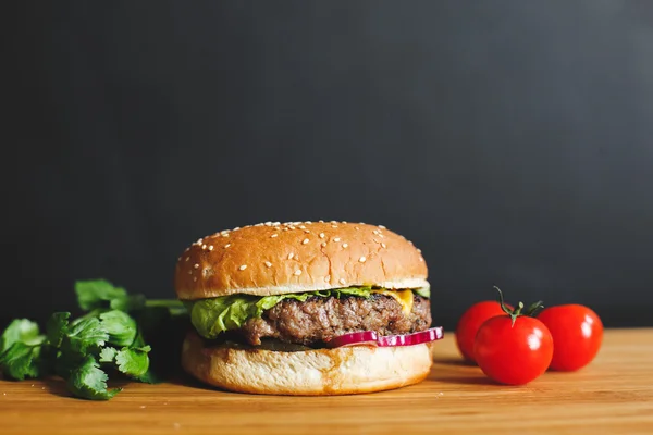 Ahşap bir masa üzerine lezzetli burger