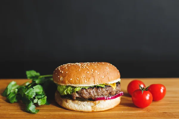Ahşap bir masa üzerine lezzetli burger
