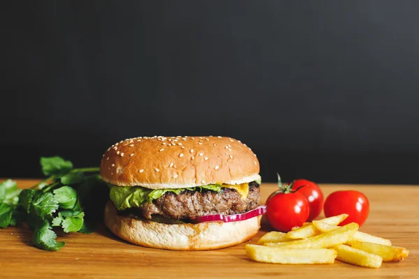 Ahşap bir masa üzerine lezzetli burger