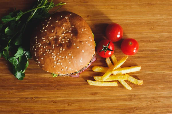 Ahşap bir masa üzerine lezzetli burger
