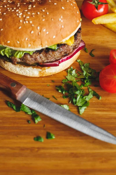 Ahşap bir masa üzerine lezzetli burger