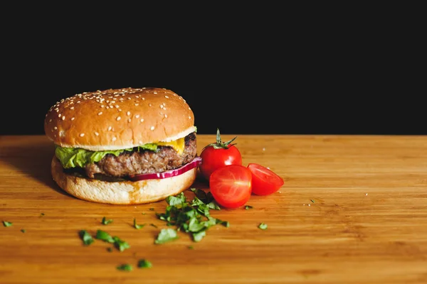 Ahşap bir masa üzerine lezzetli burger