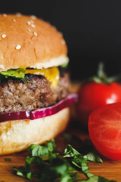 Ahşap bir masa üzerine lezzetli burger