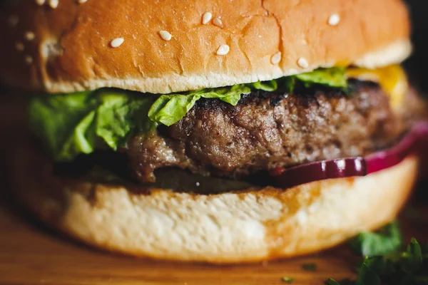Ahşap bir masa üzerine lezzetli burger