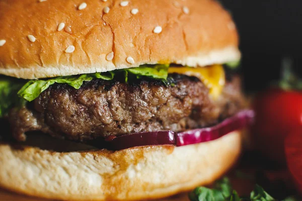 Ahşap bir masa üzerine lezzetli burger